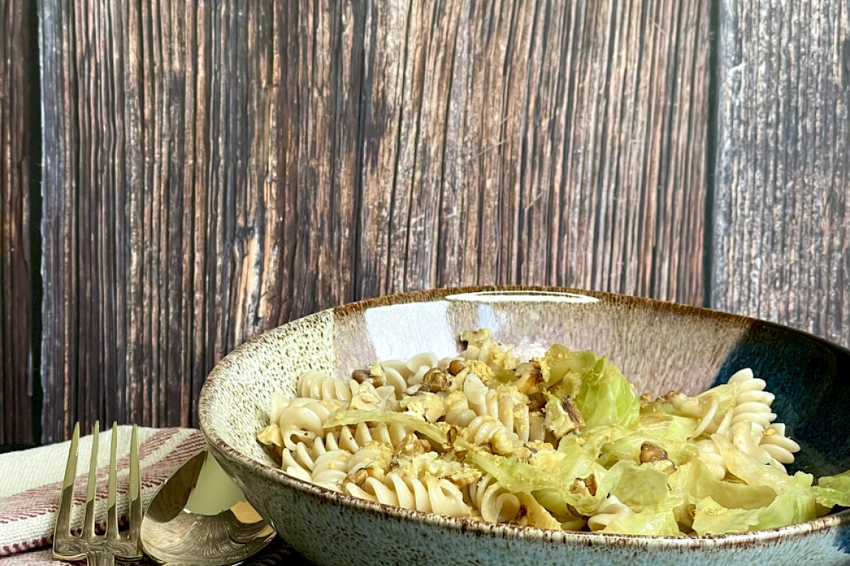 Pasta mit Wirsing und knusprigen Walnusscrunch