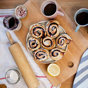 S&uuml;&szlig;, fruchtig und unwiderstehlich &ndash; diese Hefeschnecken mit Fruchtaufstrich sind schnell gemacht und ein Genuss f&uuml;r jede Kaffeepause. Verfeinere sie mit Zitronenguss f&uuml;r das extra Geschmackserlebnis!
