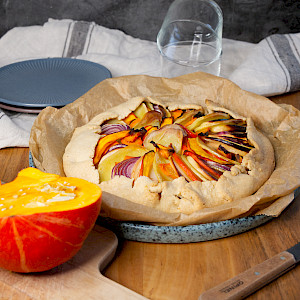 Rustikal, herzhaft und voller Geschmack &ndash; diese Galette mit w&uuml;rziger Tofu-F&uuml;llung und buntem Gem&uuml;se ist einfach gemacht und immer ein Hingucker. Perfekt f&uuml;r jede Jahreszeit!