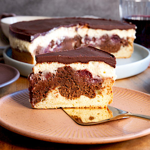 Saftiger R&uuml;hrteig, fruchtige Kirschen, cremige Puddingbutter und knackige Schokoladenglasur &ndash; die Donauwelle ist ein echter Kuchengenuss. Ein Klassiker, der immer begeistert!