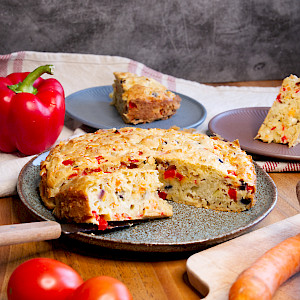 Herzhaft, fluffig und voller Geschmack &ndash; dieser Gem&uuml;sekuchen kombiniert saftigen R&uuml;hrteig mit buntem Gem&uuml;se und K&auml;se. Perfekt als herzhafte Alternative zum s&uuml;&szlig;en Kuchen!